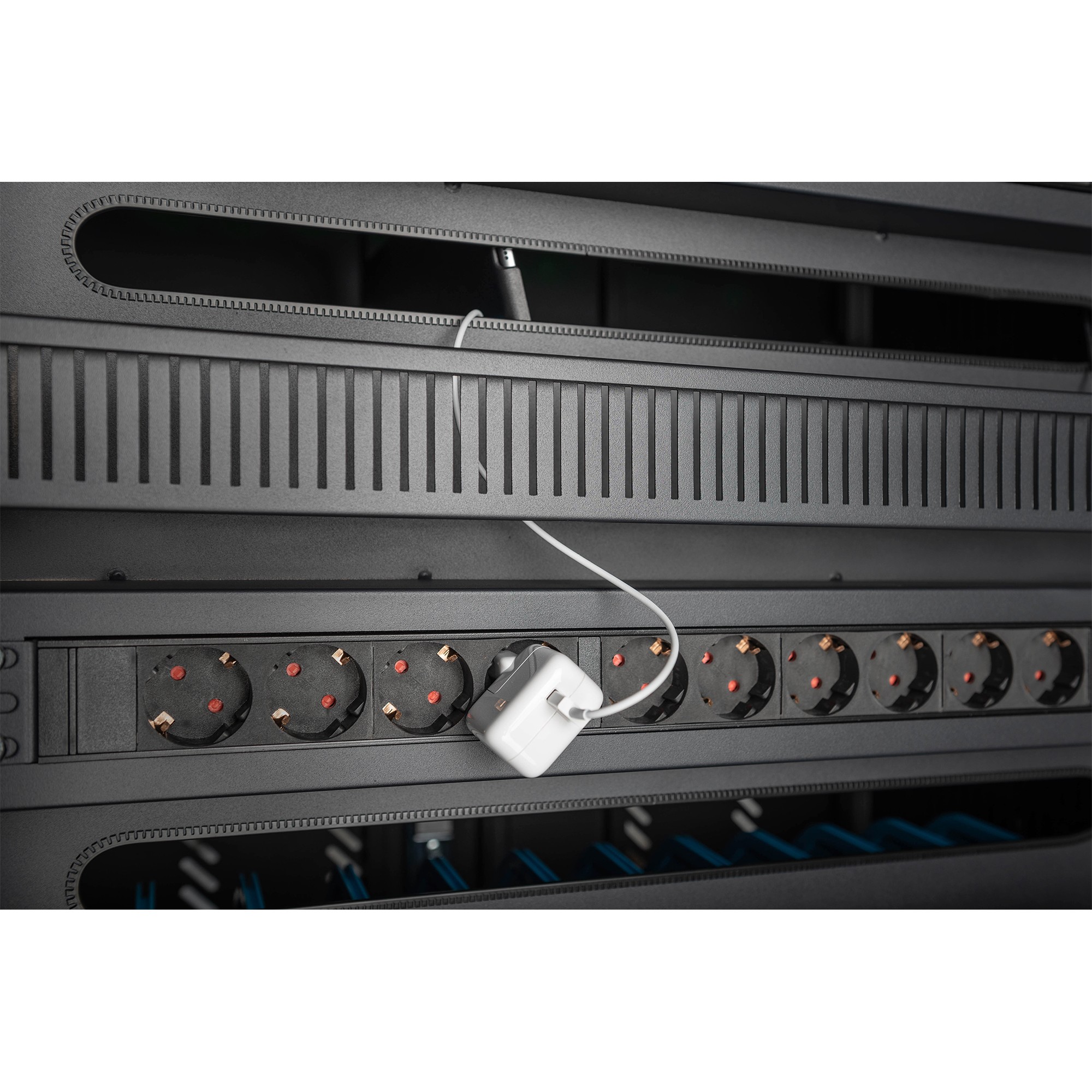 DIGITUS Mob.Ladeschrank Notebooks/Tablets 15,6USB-C 30Pl.sw (Speditionsversand)