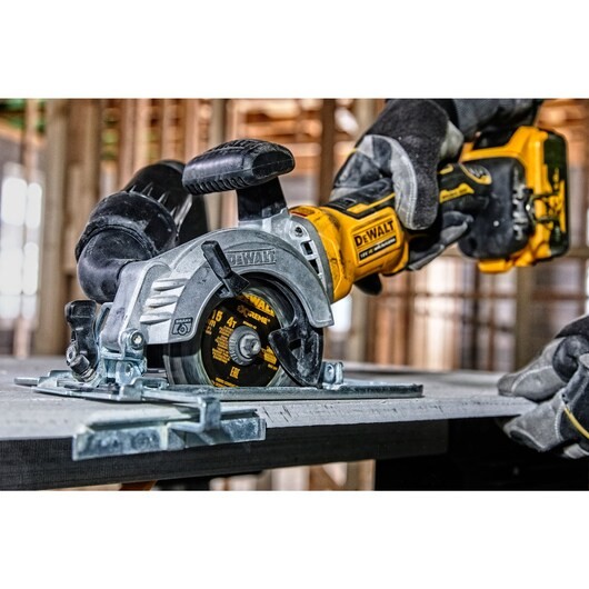 DeWALT DCS691N-XJ portable circular saw