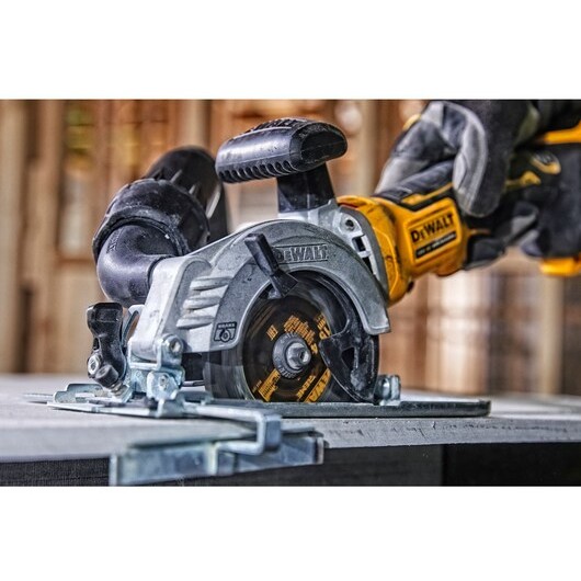 DeWALT DCS691N-XJ portable circular saw