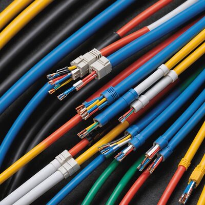Telefon- und WLAN-Kabel